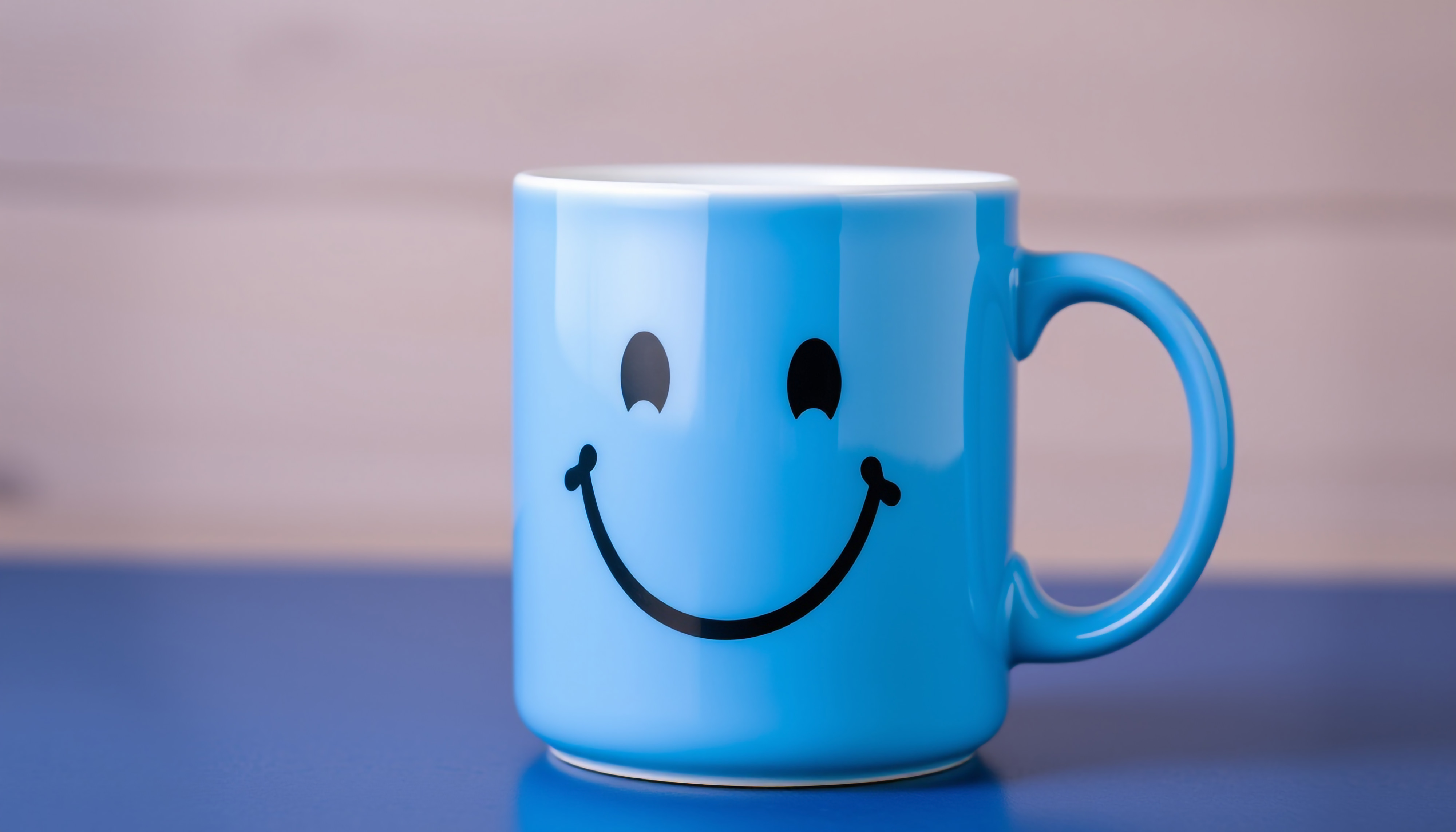 blue-coffee-mug-with-smiley-face-it